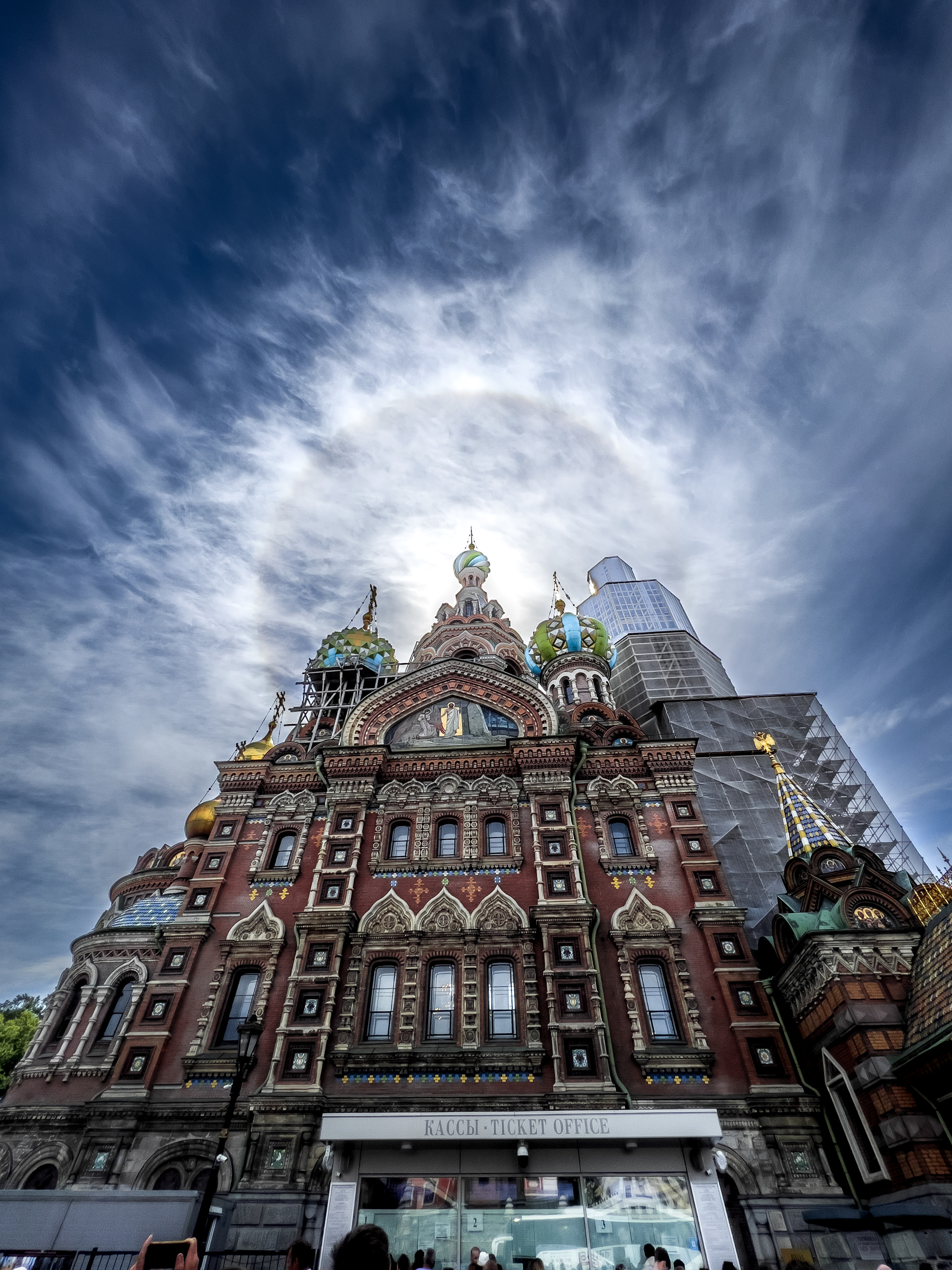 Кольцо повисло в небе над Петербургом, его пытается сдуть ветер