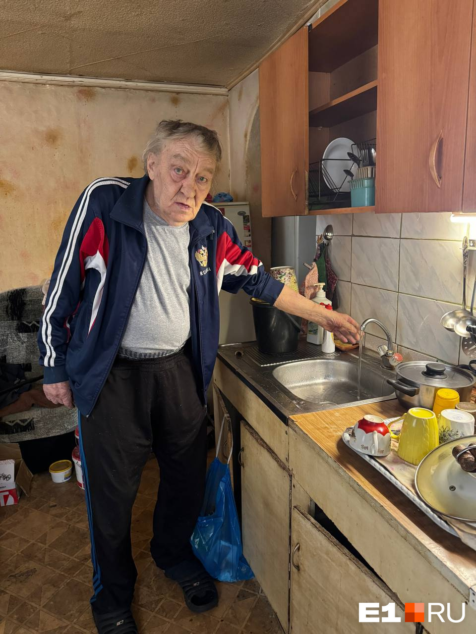Учитель на пенсии выживал в доме без воды. Его спас сын бизнесмена из списка Forbes