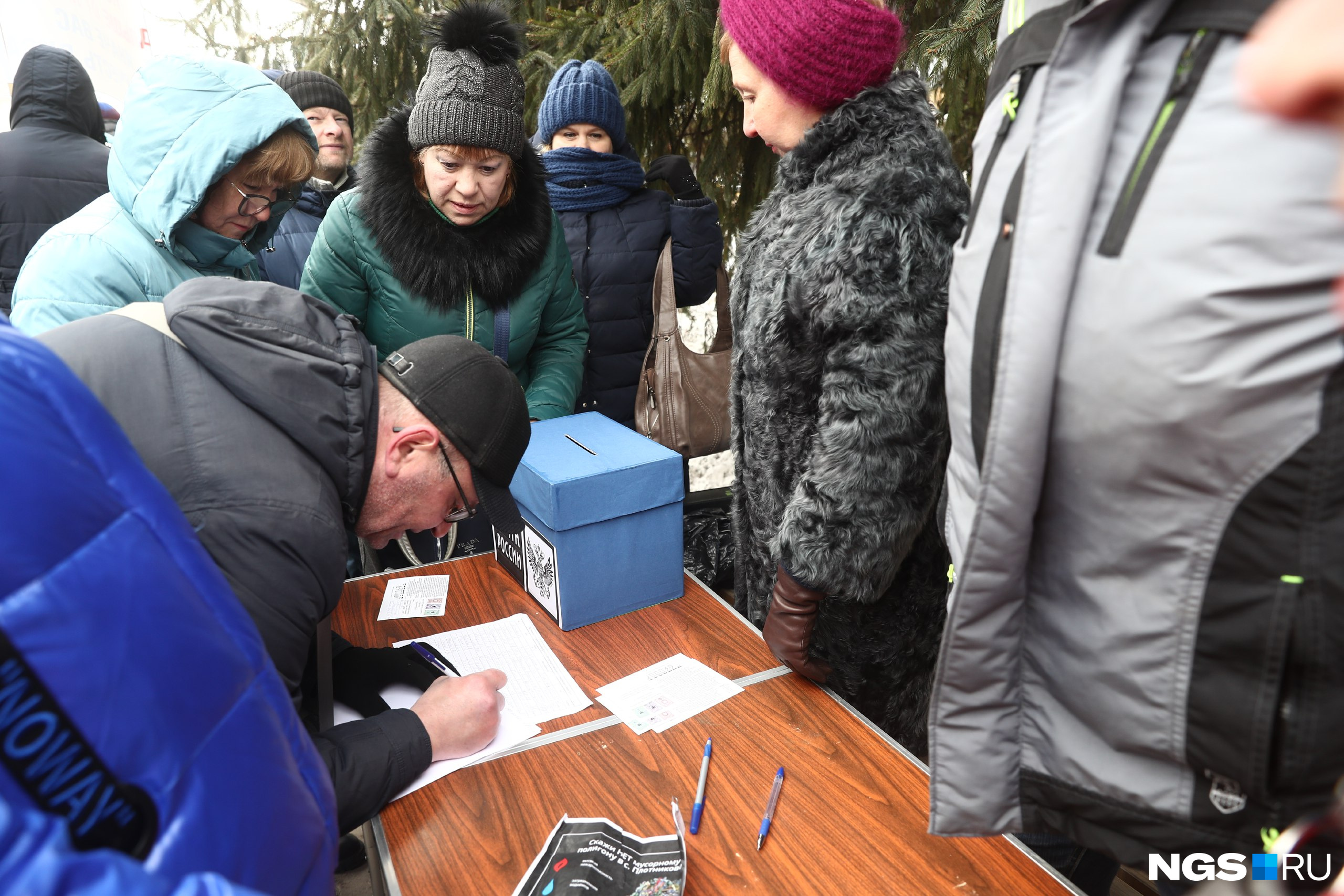 Участники митинга подписали открытки с обращениями для губернатора Новосибирской области