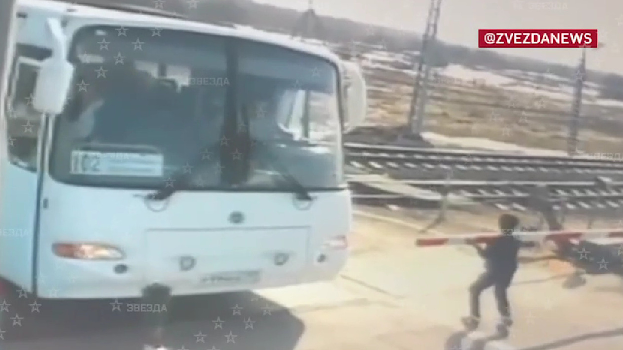 Появилось видео последних секунд до ДТП: поезд Архангельск — Москва врезался в автобус