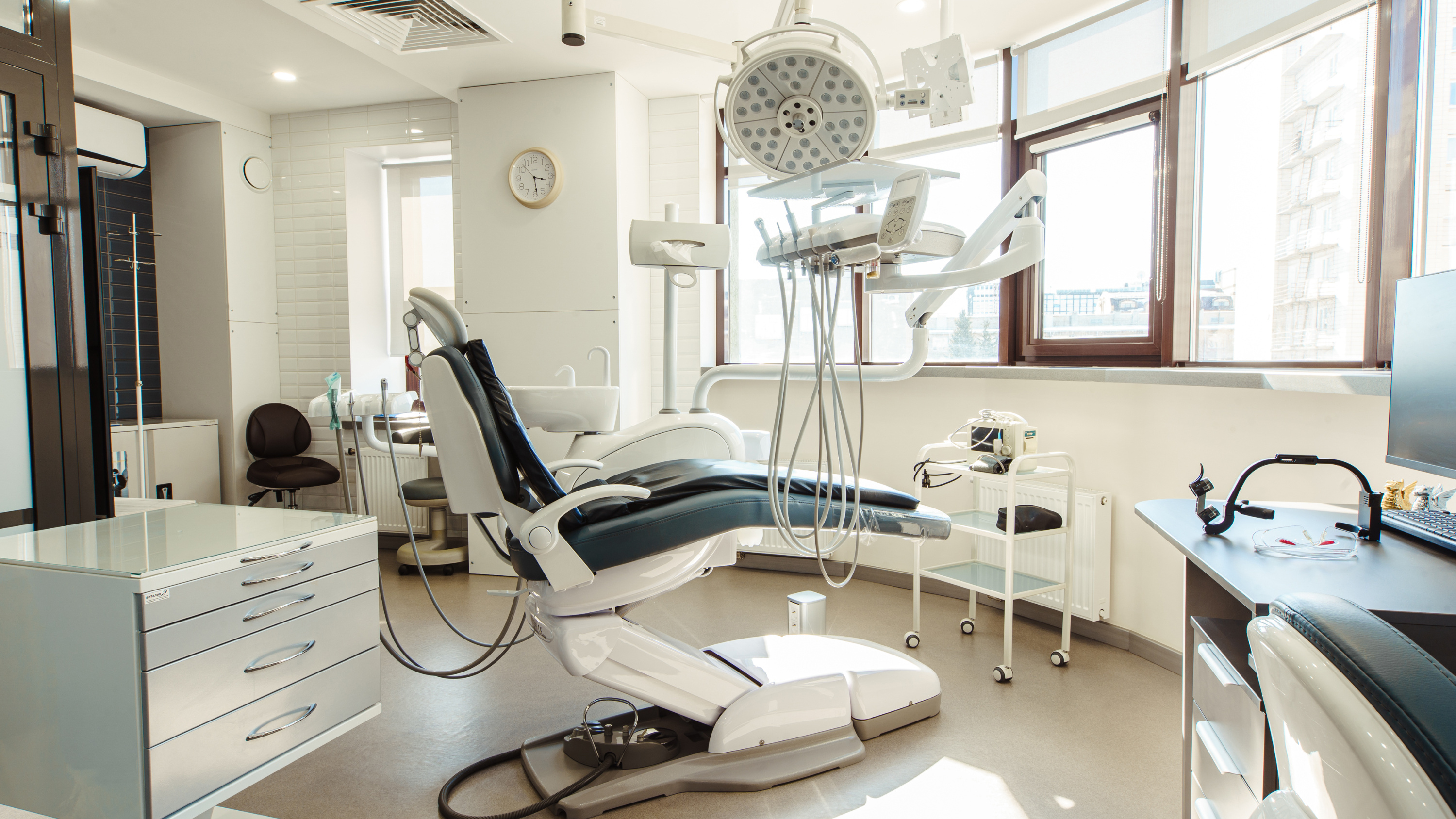 «У нас были очереди»: директор омской стоматологии — об успехе и любви пациентов