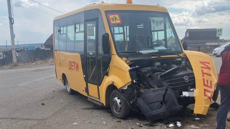 В автобусе были второклашки с учительницей: иномарка в Урике снесла весь перед школьной «Газели»