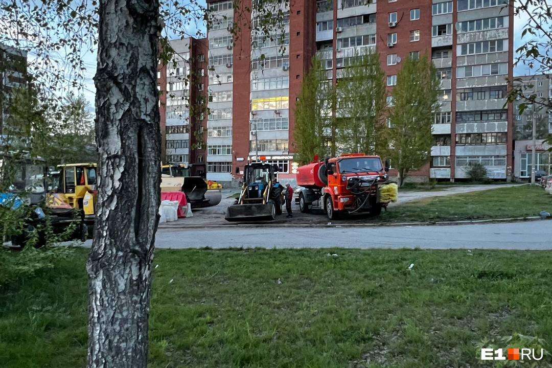 Подрядчиков, ремонтирующих Московскую, обвинили в автохамстве. Они устроили парковку спецтехники на газоне