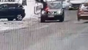 В Архангельске автомобиль сбил пешехода: от удара мужчина подлетел вверх — видео