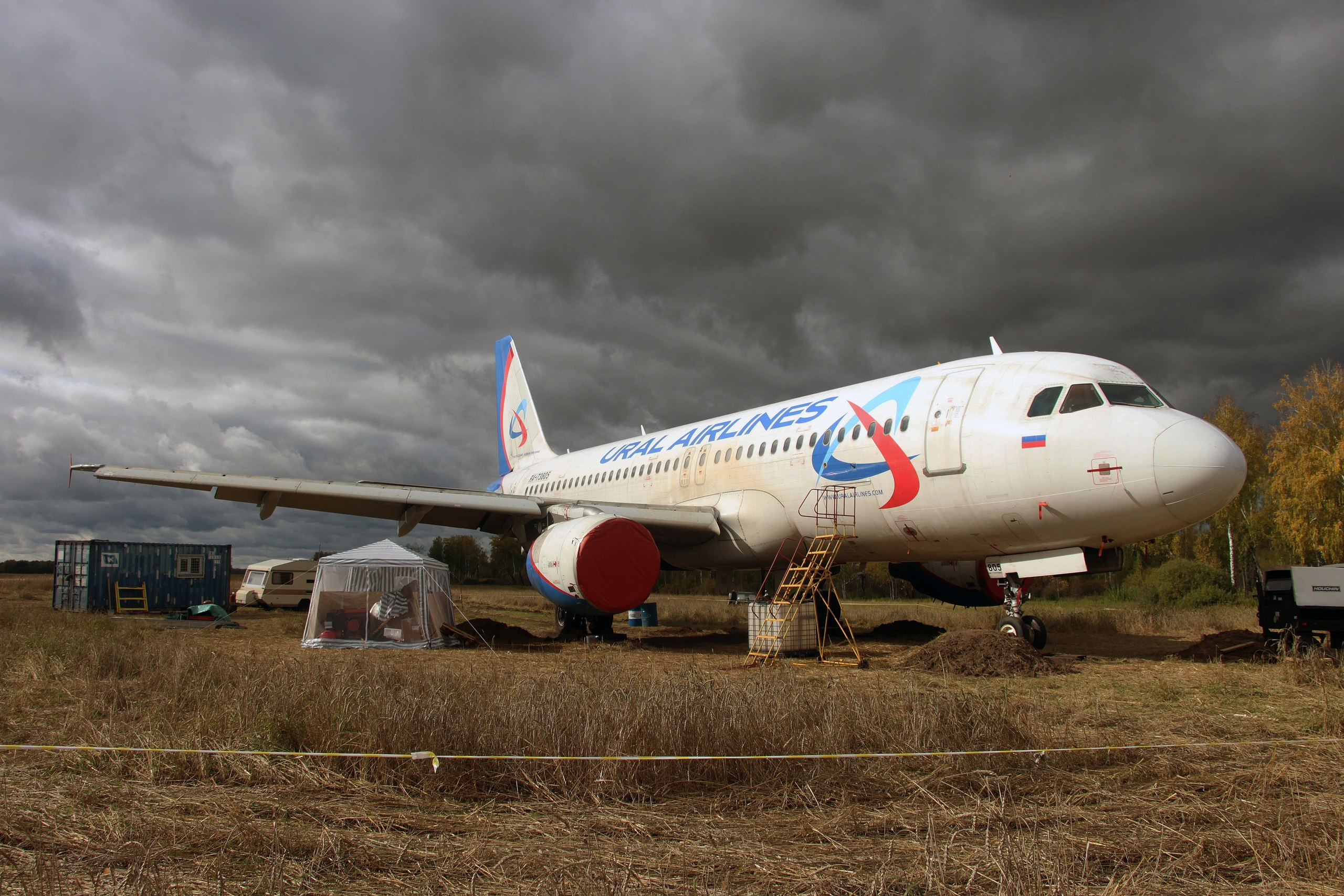 Как чинят самолет, который экстренно приземлился в пшеничном поле в Новосибирской области, — фото с места работ