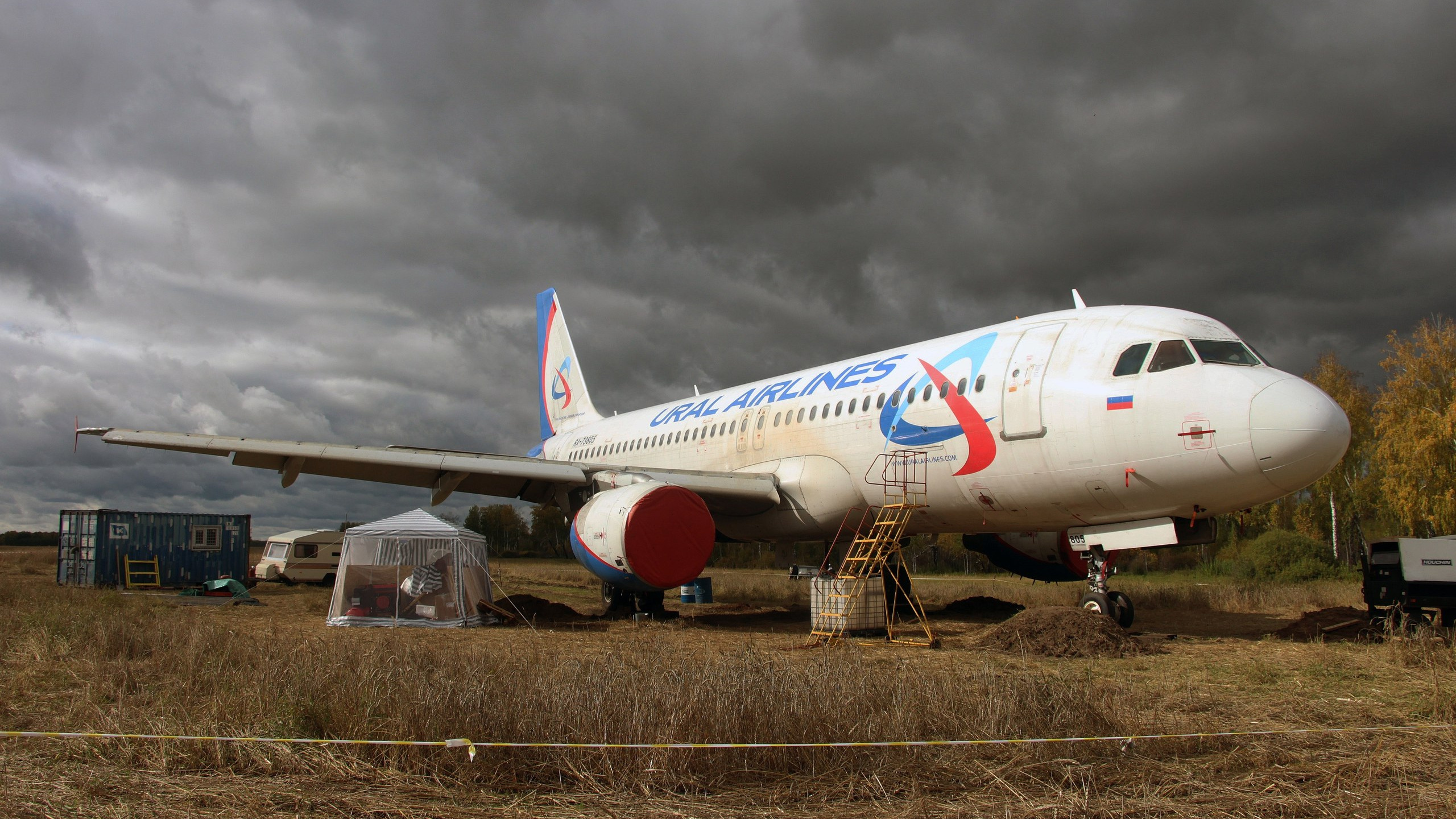Как чинят самолет, который экстренно приземлился в пшеничном поле в Новосибирской области, — фото с места работ