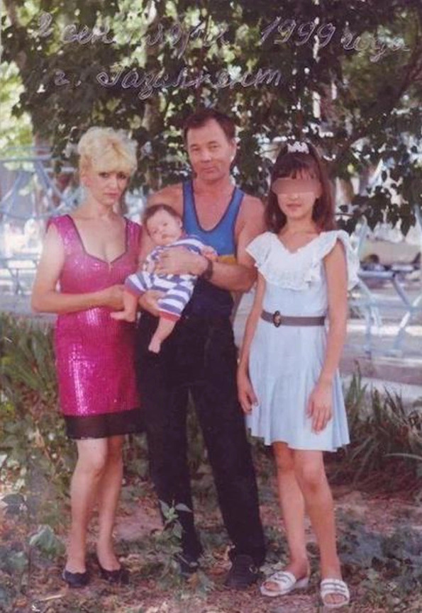 Дина Азизова с Суюном и их первым общим ребенком, Дариной, а также с дочерью от первого брака