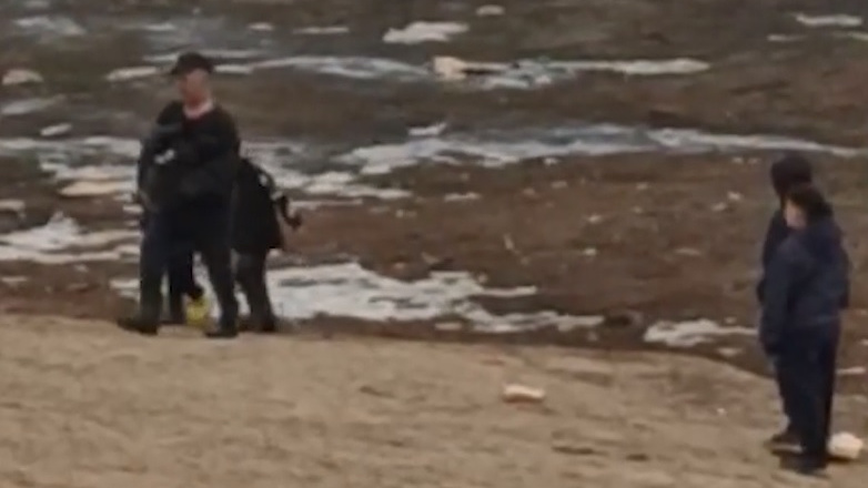 «Он завернул мальчика в свою куртку»: в Якутске спасли ребенка, провалившегося под лед