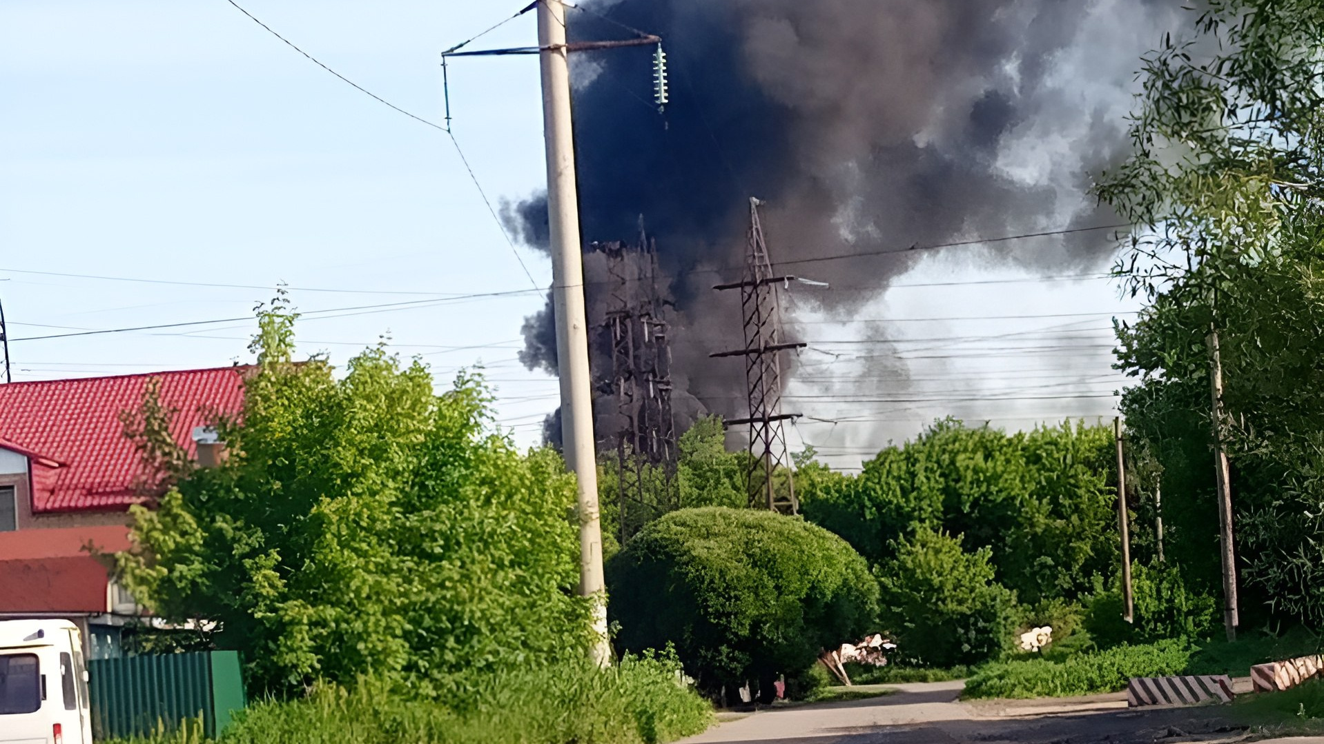 В Ленинском районе на территории завода «Красная Этна» вспыхнул пожар. Дым видно со всего города