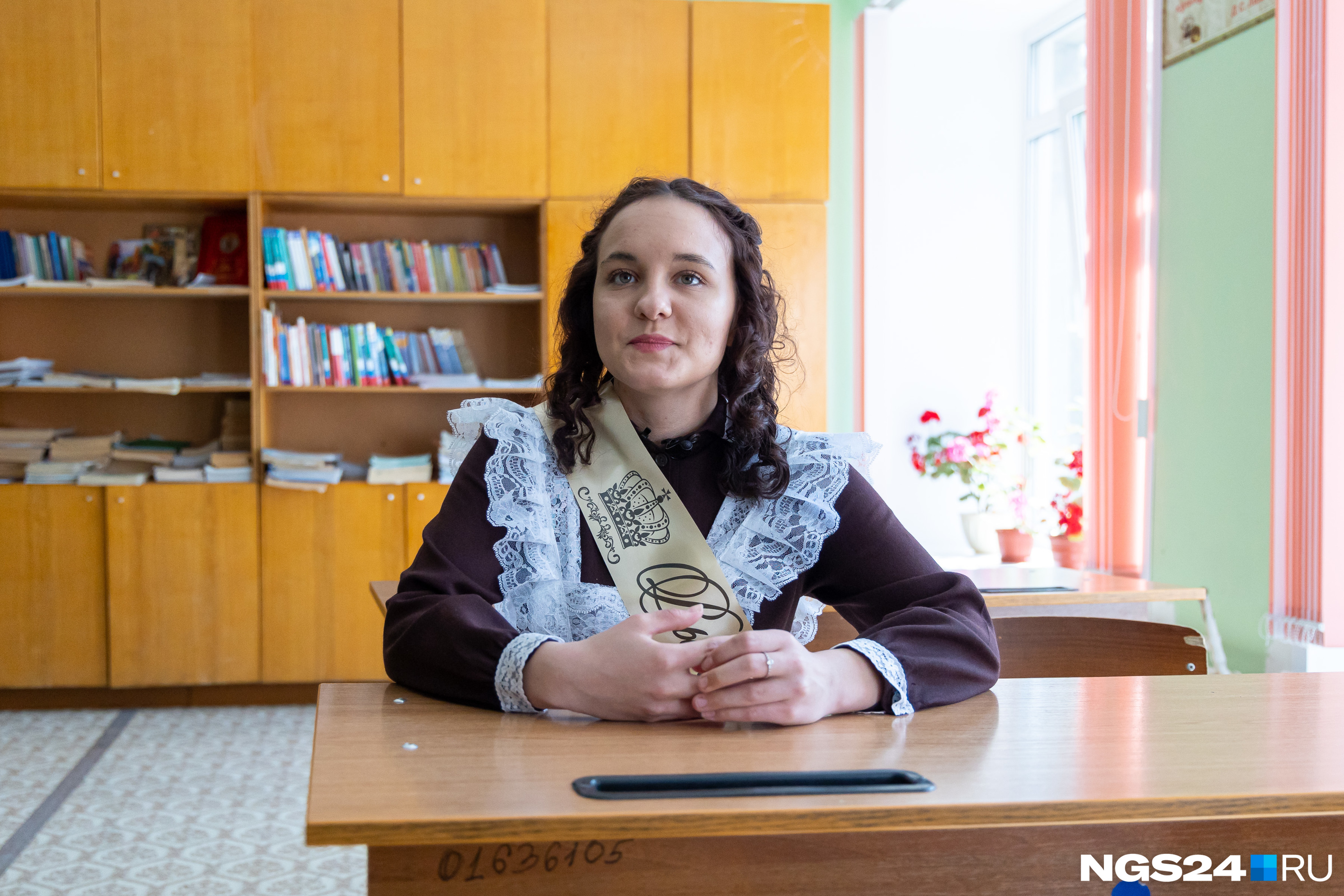 Несмотря на то что в классе Даша была единственной ученицей, она не сидела за первой партой. Выбрала для себя третью Несмотря на то что в классе Даша была единственной ученицей, она не сидела за первой партой. Выбрала для себя третью