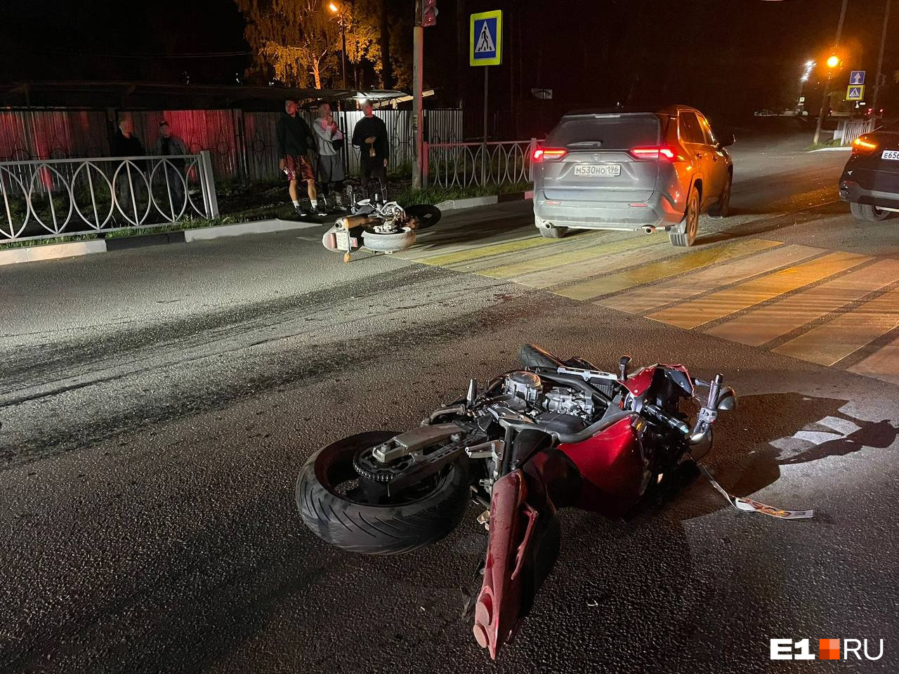 «Видео отовсюду уже удалили». Под Екатеринбургом черный BMW cбил мотоциклистов