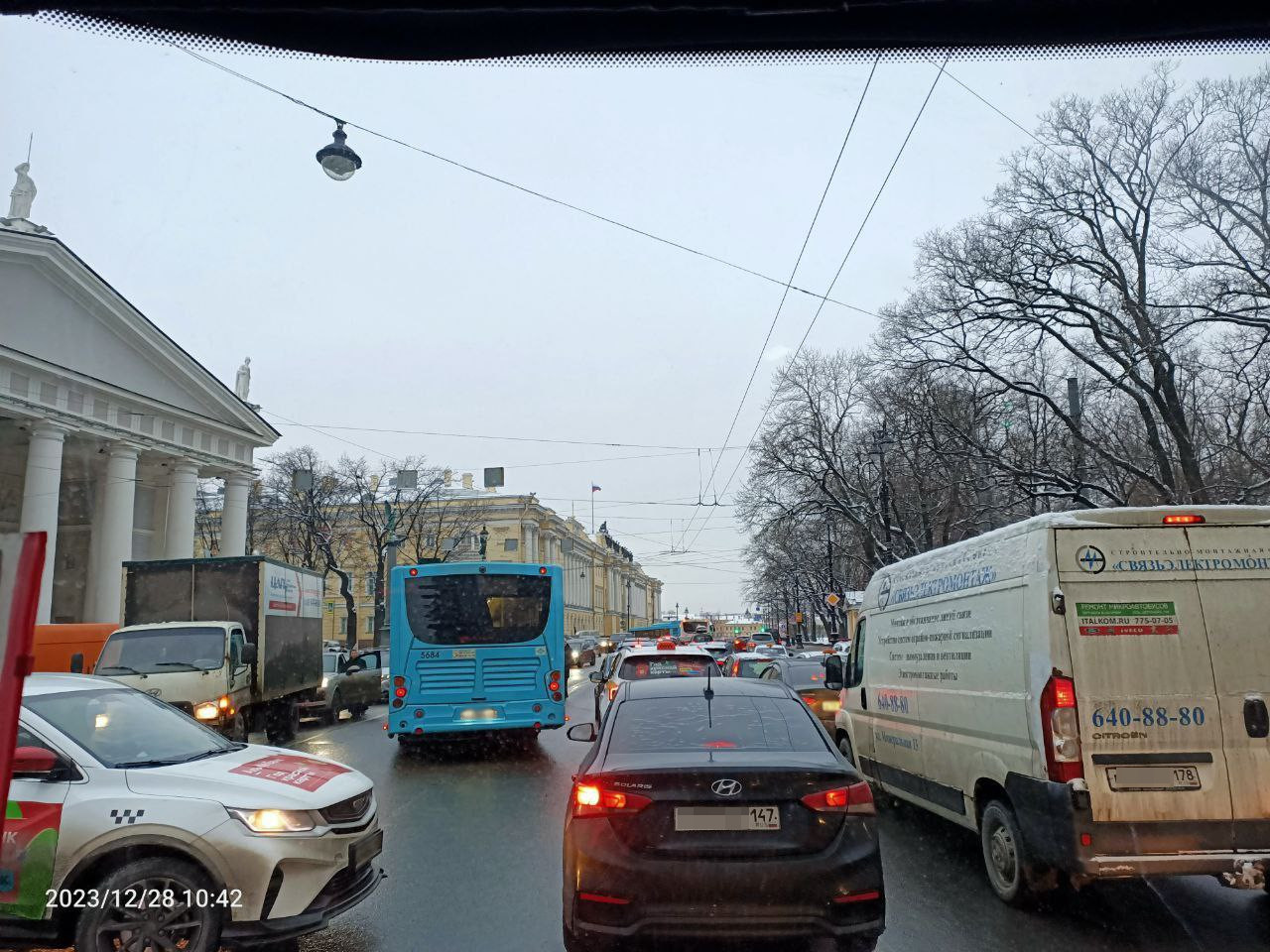 Фото: Рейсовый автобус попал в ДТП с несколькими автомобилями в Петербурге  - 28 декабря 2023 - ФОНТАНКА.ру