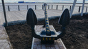 Власти Архангельска установили на набережной большой якорь. Что означает этот арт-объект