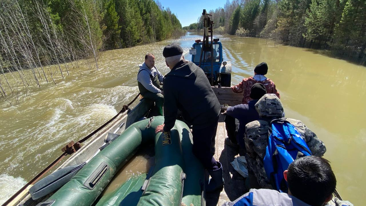 Омский губернатор призвал жителей затопленных сёл эвакуироваться — видео паводка
