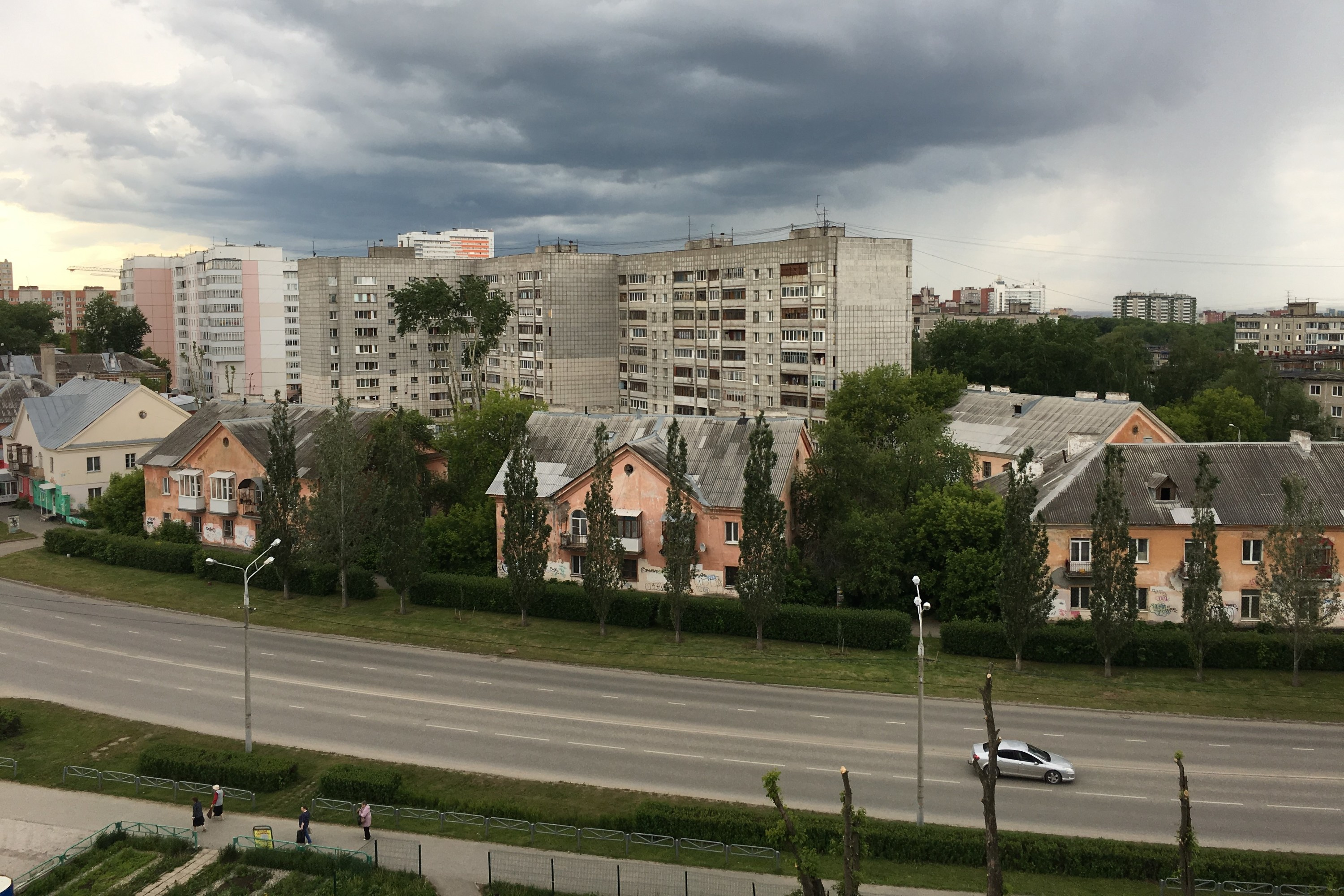 Здесь еще сохранились старые двухэтажки, но высоток, конечно, больше Здесь еще сохранились старые двухэтажки, но высоток, конечно, больше
