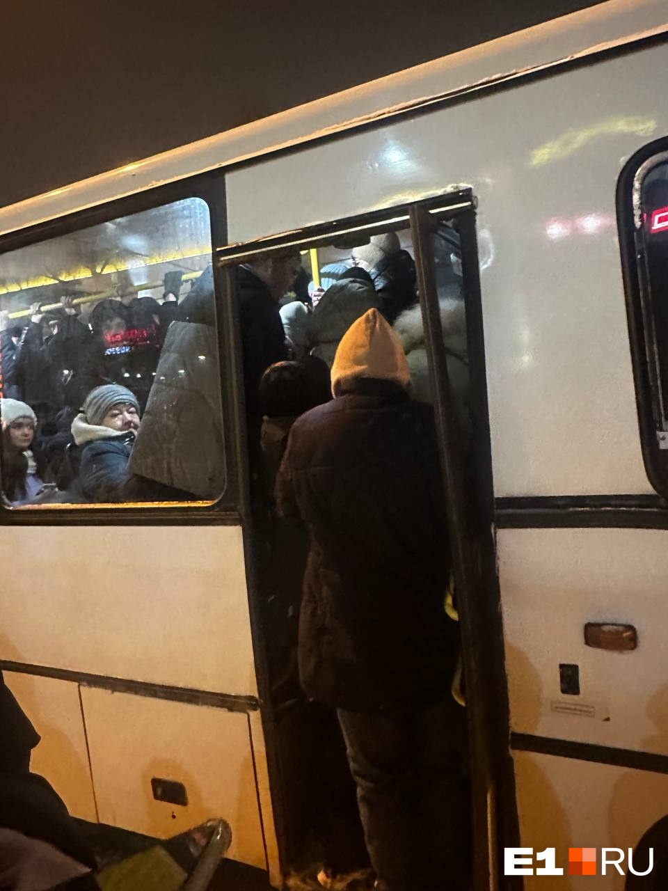 На проспекте Ленина трамвай сошел с рельсов. Онлайн из застрявшего в пробках Екатеринбурга