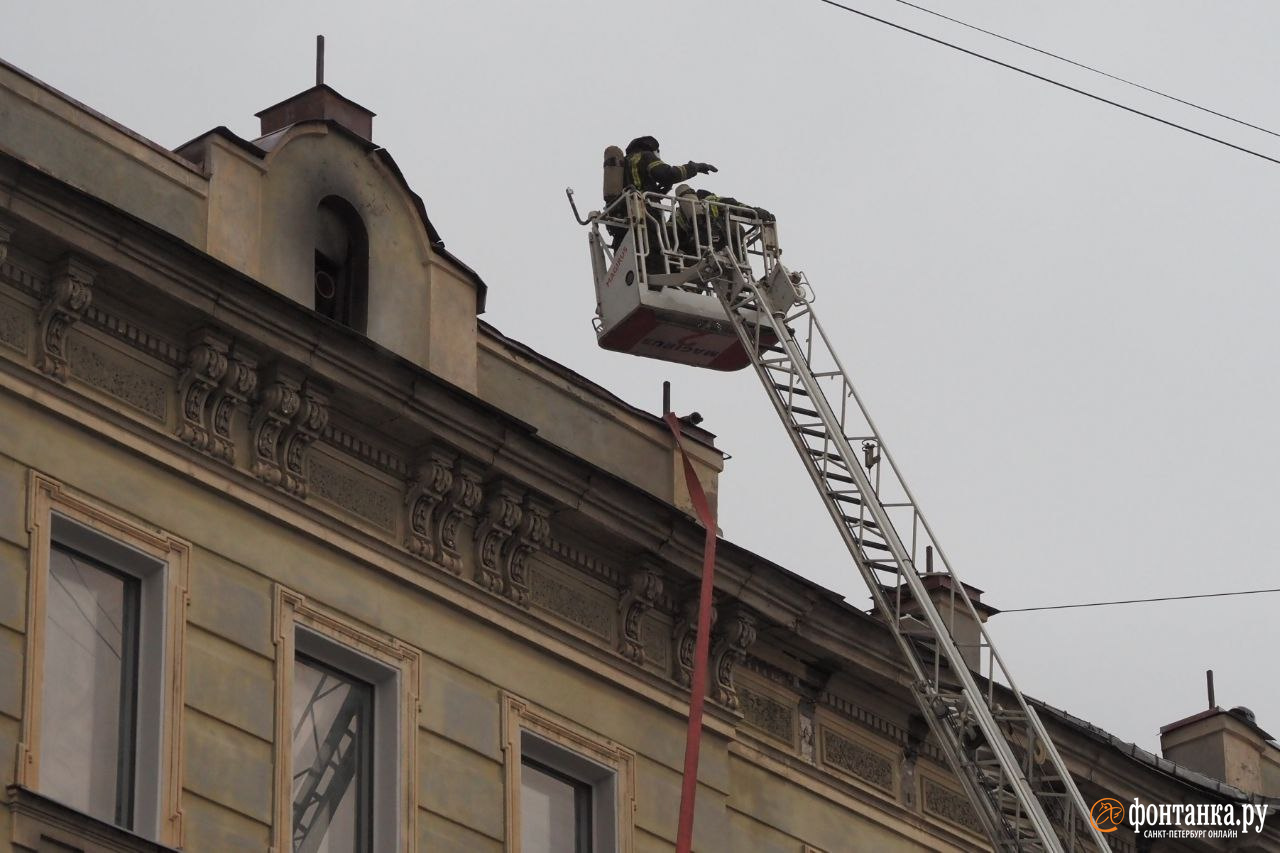 Чердак горит в доходном доме в центре Петербурга. Четверых эвакуированных осматривает скорая