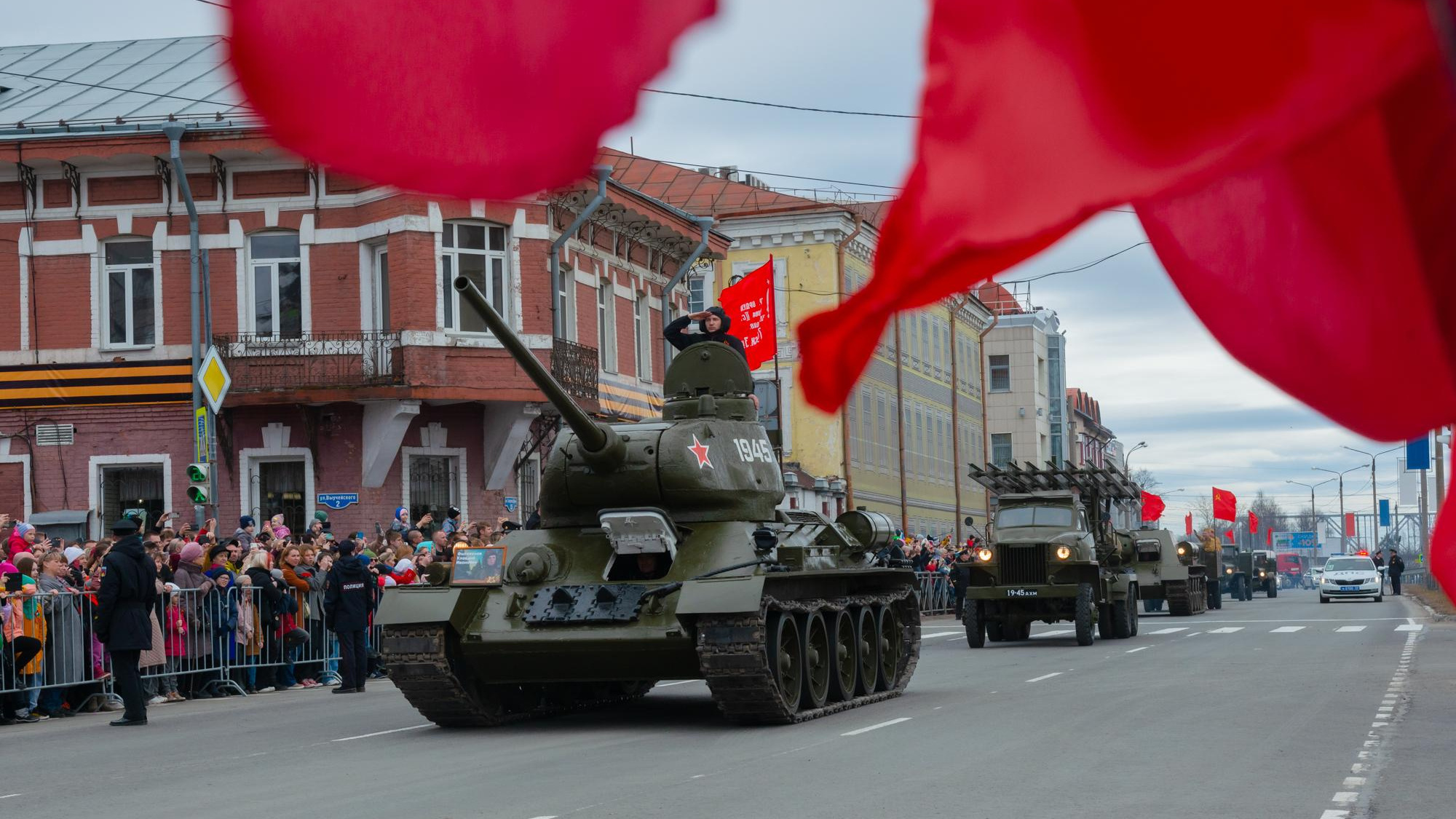 Красочный салют и парад техники: смотрите, как Архангельск отпраздновал День Победы в прошлом году