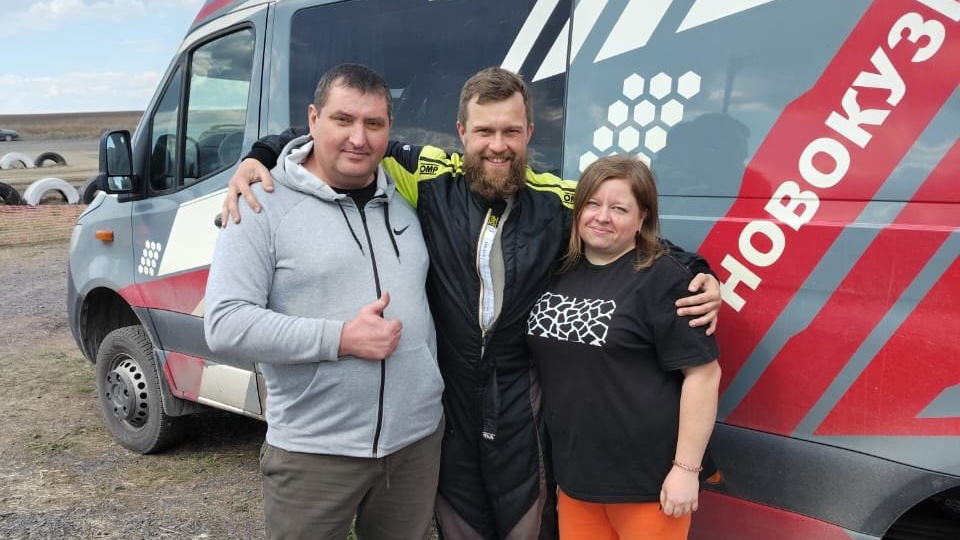Экс-депутат из Кузбасса выиграл соревнования по автокроссу — узнали, зачем ему это