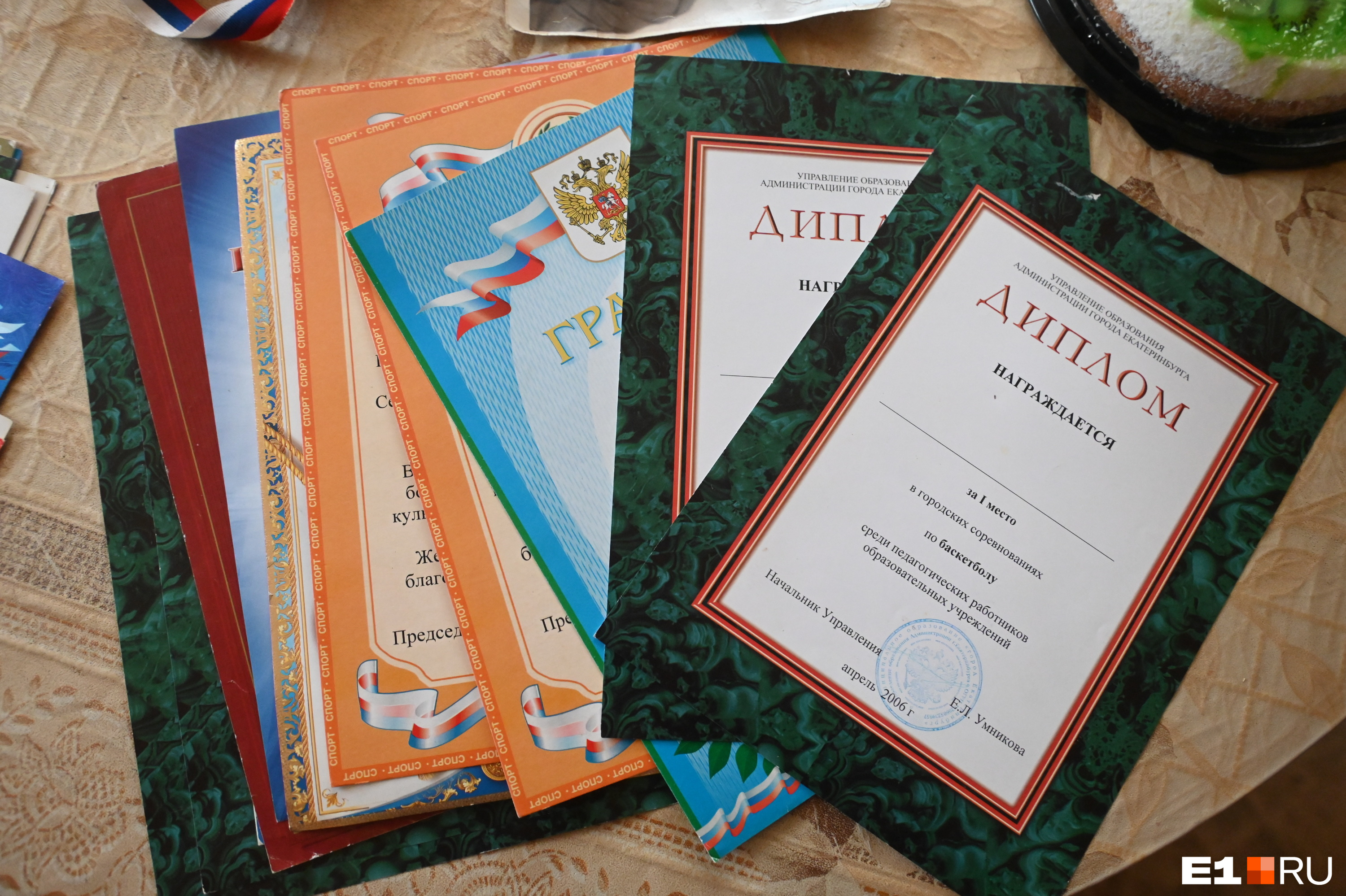 Стопка дипломов, грамот, благодарственных писем, накопившихся за сорок лет