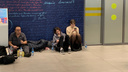 Очередь к розеткам, сон на полу и терпеливые китайцы: что рассказывают пассажиры 12 рейсов, застрявшие в аэропорту Челябинска