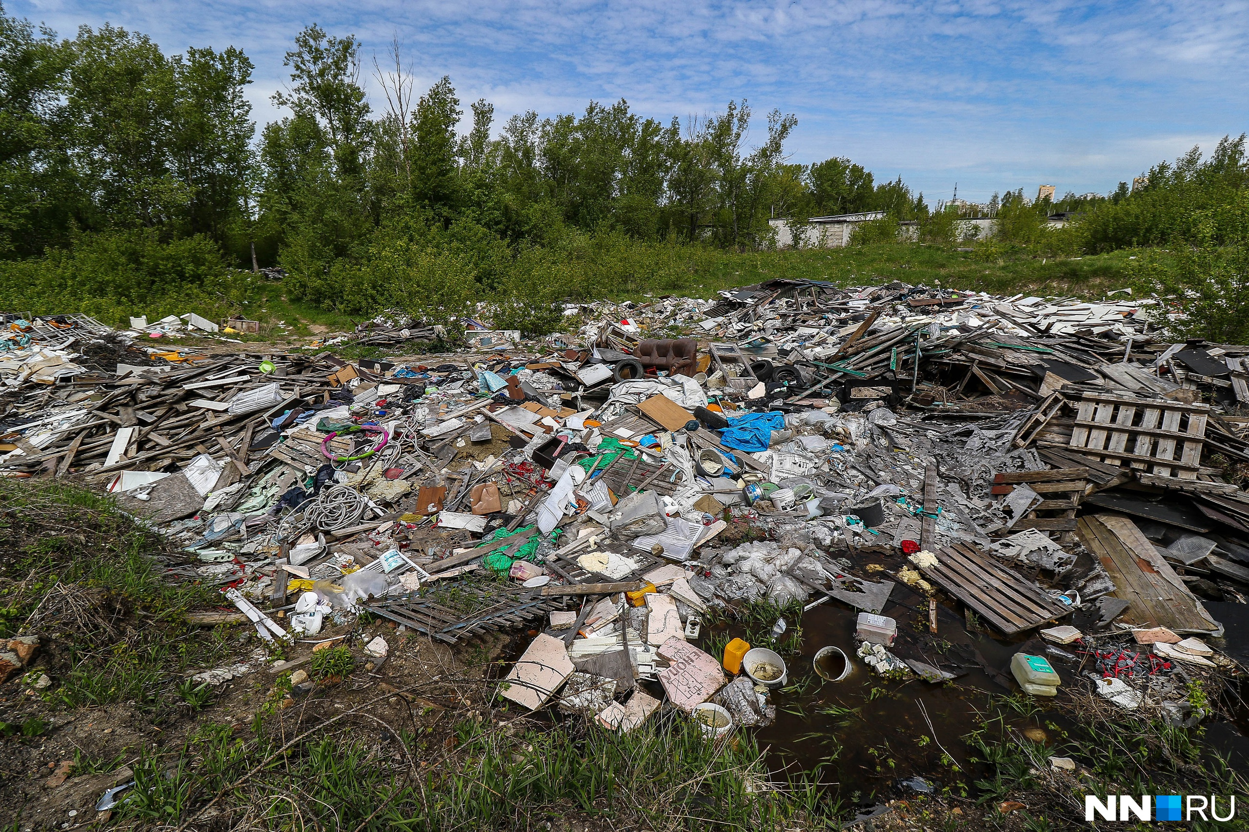 Поляна хлама. Огромную помойку из стройматериалов и бытового мусора устроили в Нижнем Новгороде