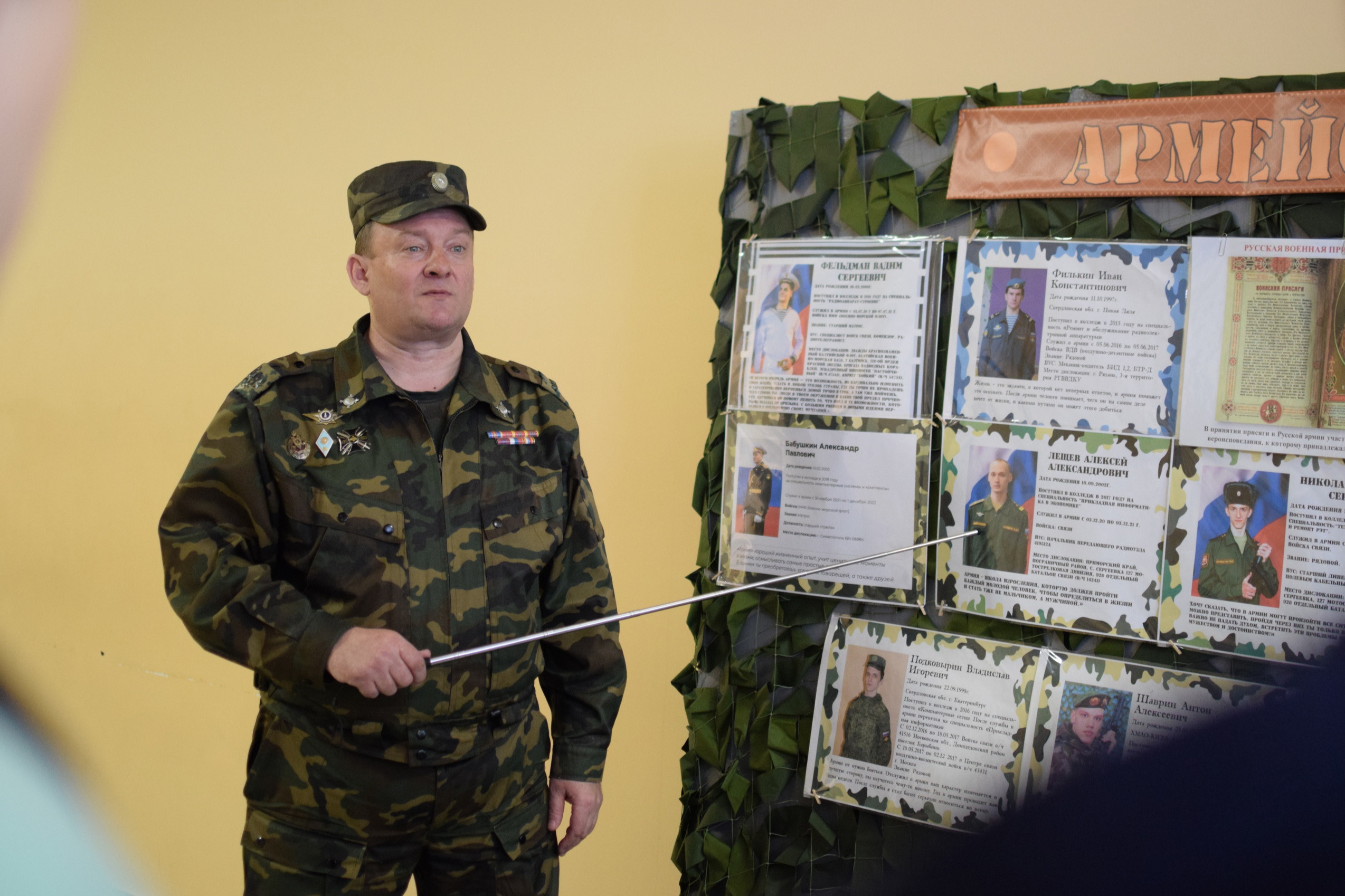Преподаватель ОБЖ из Екатеринбурга собрал коллекцию боевого оружия прямо в кабинете