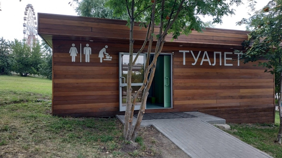 «Сходила 3 раза за 150 рублей»: сибирячка не нашла на набережной бесплатный туалет — их обещали во всех парках