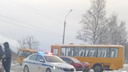 В Архангельске школьный автобус с детьми врезался в легковушку: есть пострадавшие