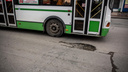 В мэрии Новосибирска объяснили, кто должен пересаживать пассажиров сломанного автобуса