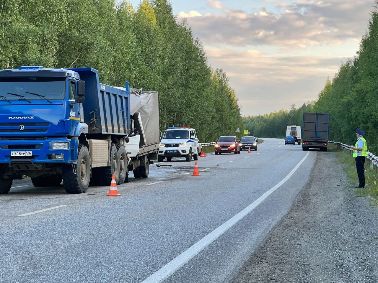 На Серовском тракте столкнулись грузовики. Один из водителей погиб на месте