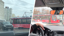 Фотофакт: у Центрального рынка в Перми сошел с рельсов трамвай