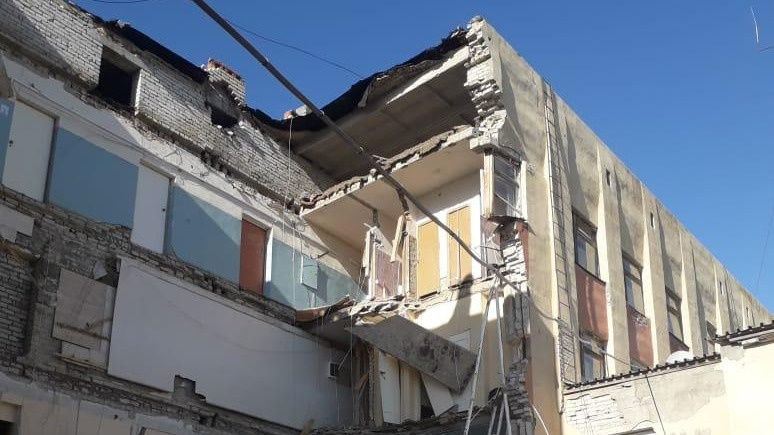 «Это мой кабинет!»: плита рушащегося здания упала на рабочее место главы Александрово-Гайского района