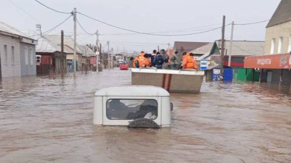 «Все дома у вас уплыли»: очевидцы показали, как выглядит затопленный Орск, где прорвало дамбу