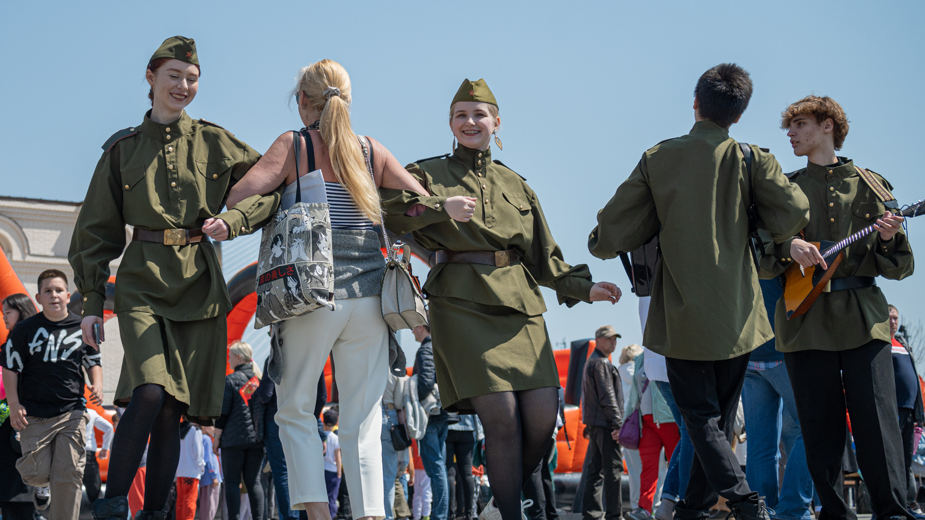 «Сны о войне» и полевая каша. Показываем, как развлекались во Владивостоке на День Победы