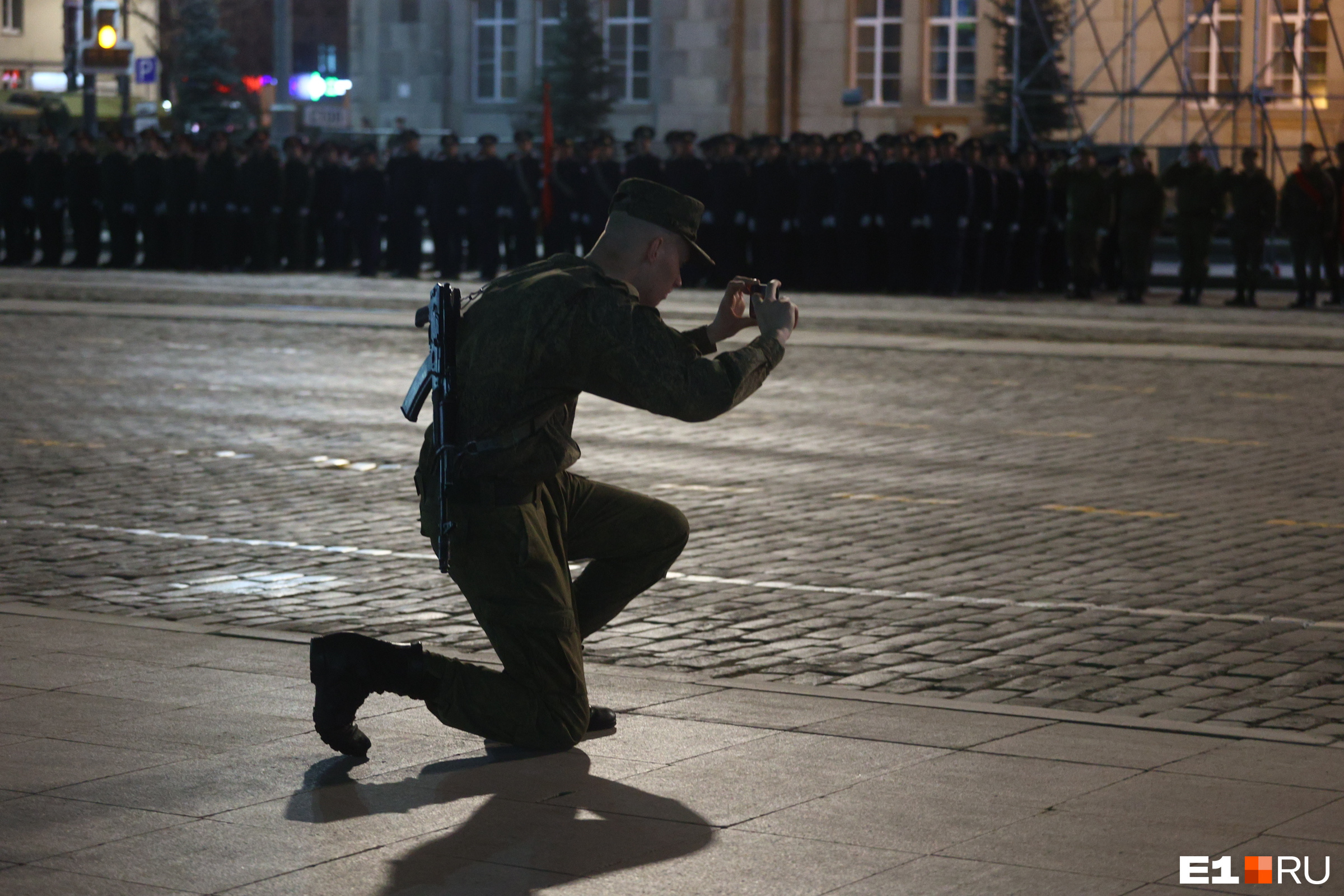 Во сколько начнется парад в екатеринбурге. Ночная репетиция парада Победы в Екатеринбурге 2023. Рота почетного караула Екатеринбург. Парад Победы 2022 в Екатеринбурге рота почетного караула. Ночная репетиция парада Победы.