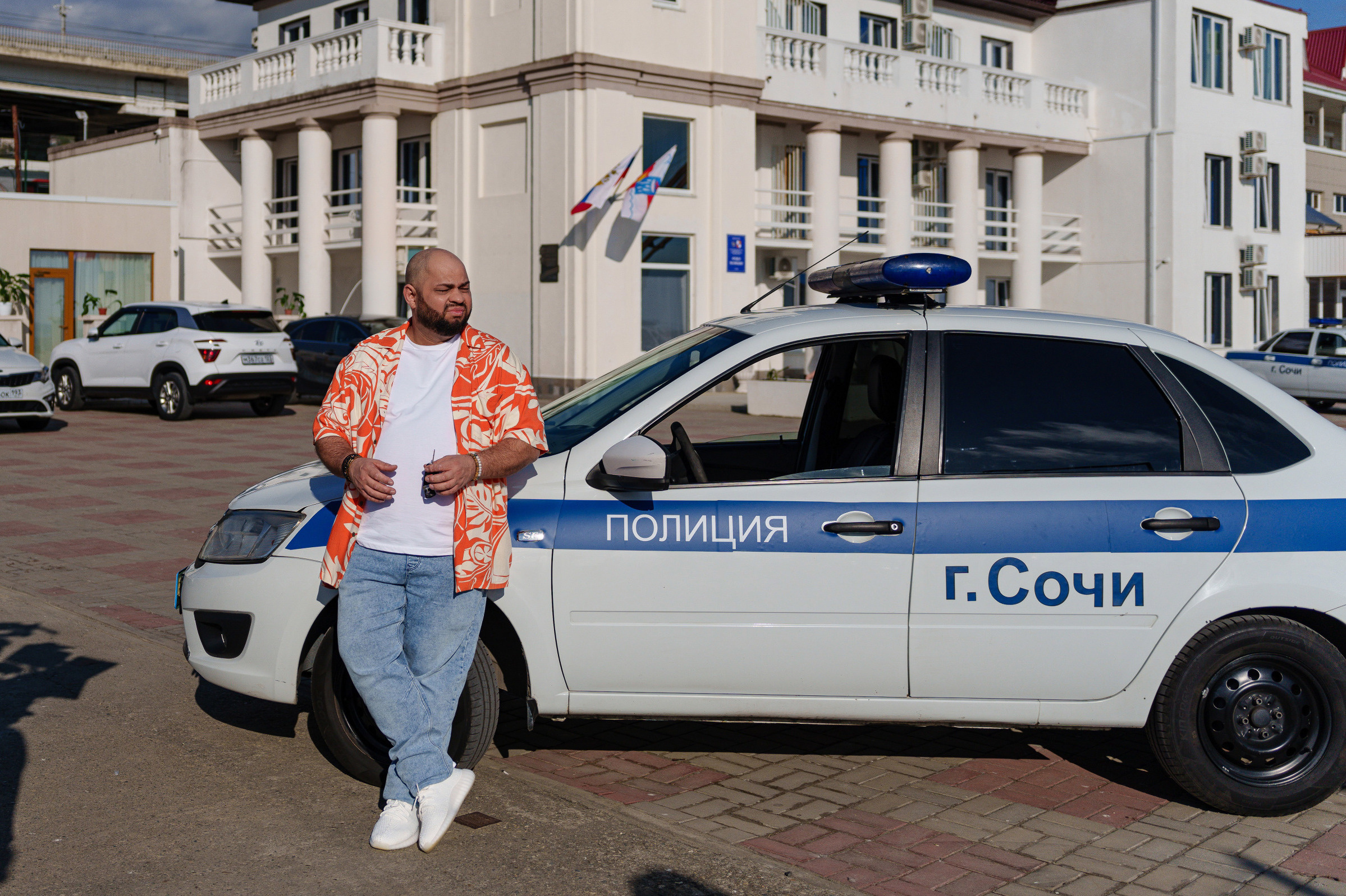 Популярный актер «Уральских пельменей» уехал в Сочи и стал полицейским: фото