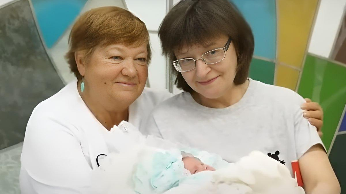 Пенсионерка родила дочь в 61 год, потратив десятки лет и миллионы рублей. История пожилой мамы из Петербурга