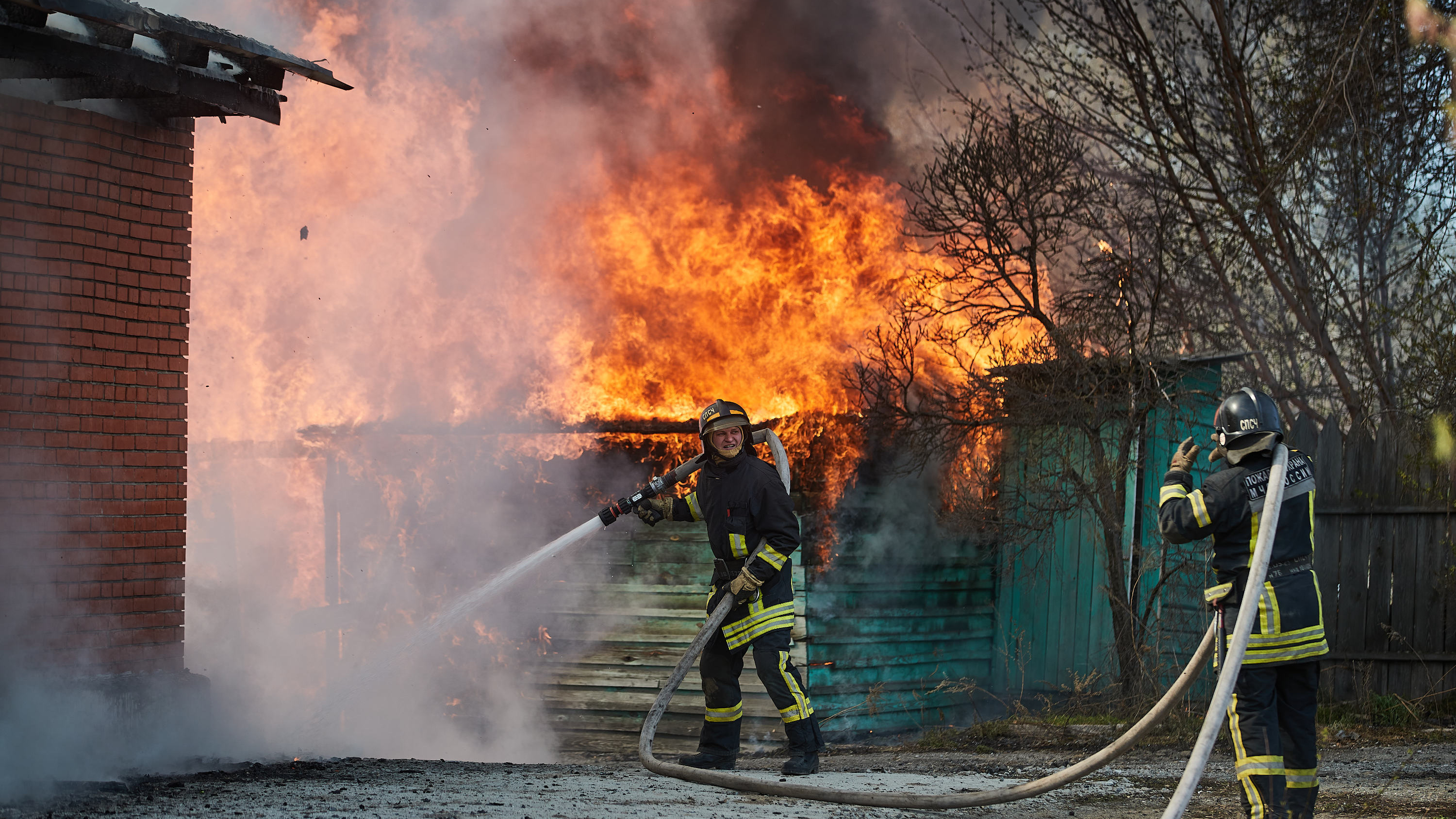 Днем с огнем: НГС провел день с новосибирскими пожарными — они потушили баню и сыграли в теннис