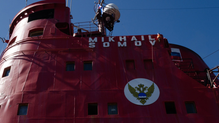 Помощь севшему на мель судну «Михаил Сомов» с пермским ученым на борту может прийти через неделю