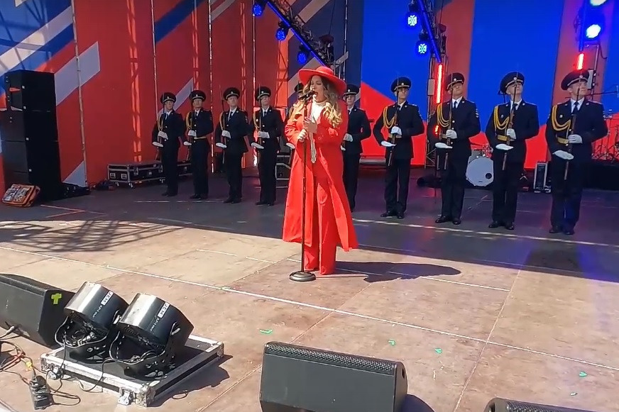 Певица Ирина Дубцова исполнила перед омичами гимн России на Соборной площади