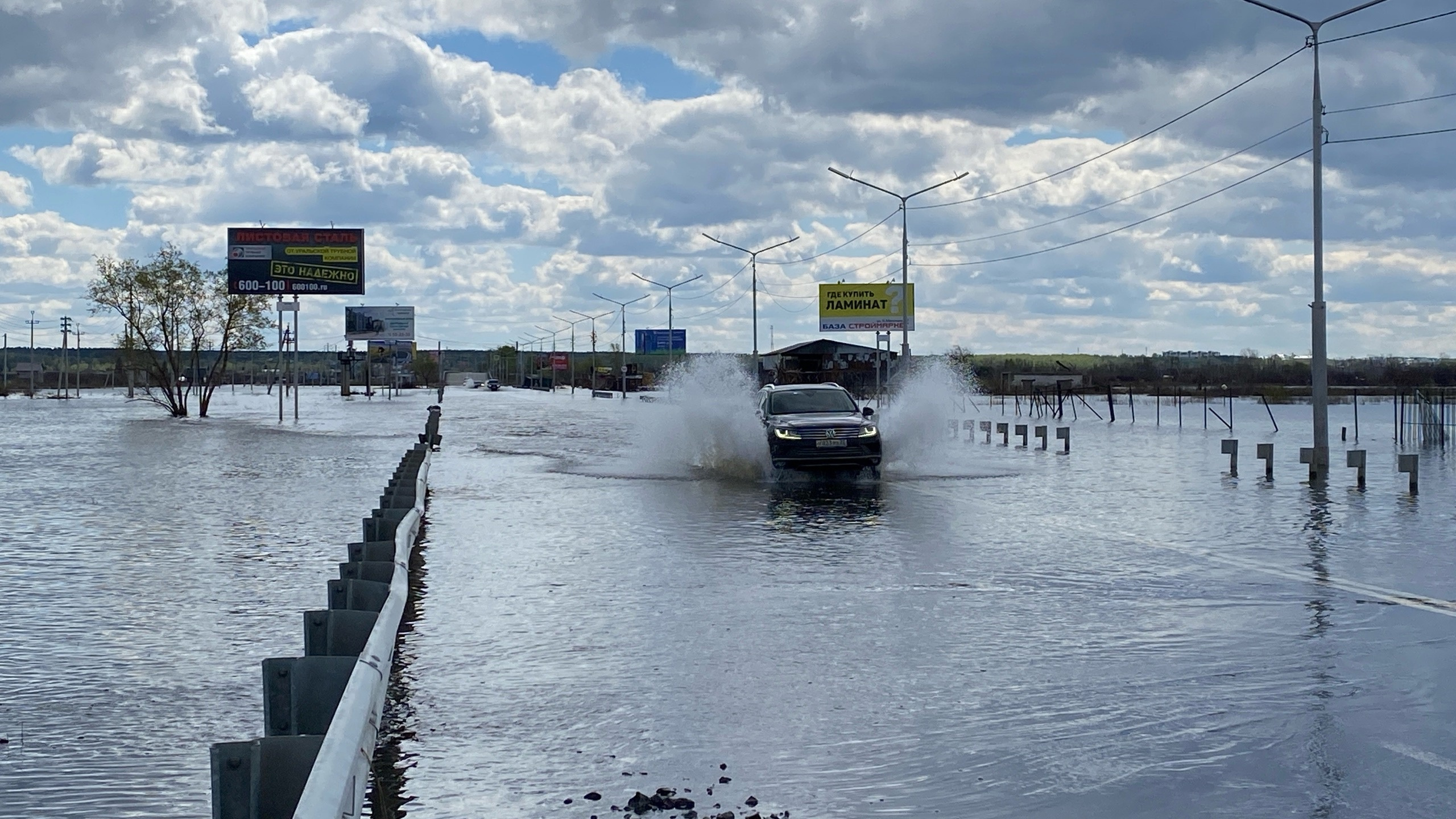 «За машину боимся»: как курганцы проезжают затопленную часть шоссе Тюнина (и иногда глохнут)