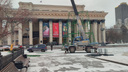 В Новосибирске начали устанавливать главную ель города — смотрим фото