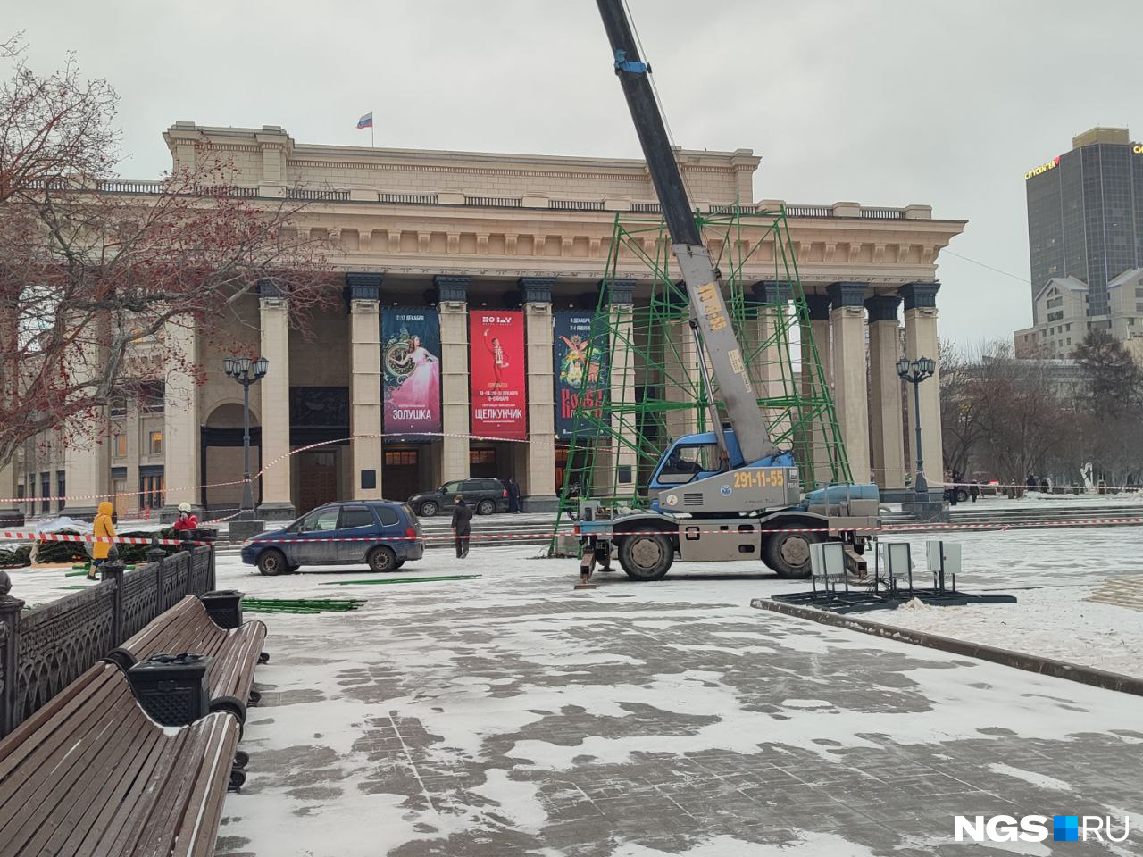 В Новосибирске начали устанавливать главную ель города — смотрим фото