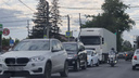 Нескончаемая вереница машин: дорогу в Зубчаниновке сковала гигантская пробка