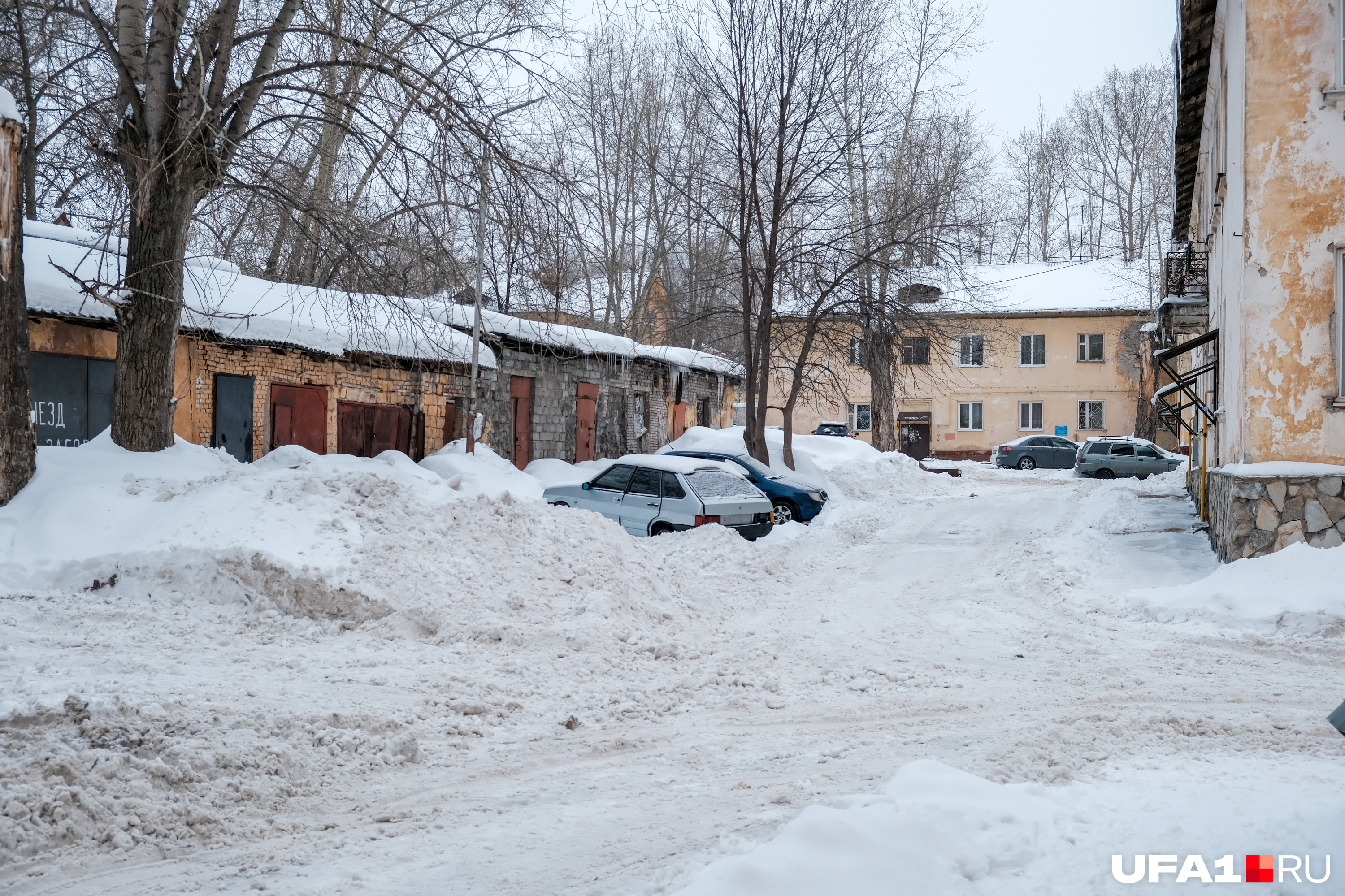 У дома № 27 проходил трактор, но машинам выехать будет сложно