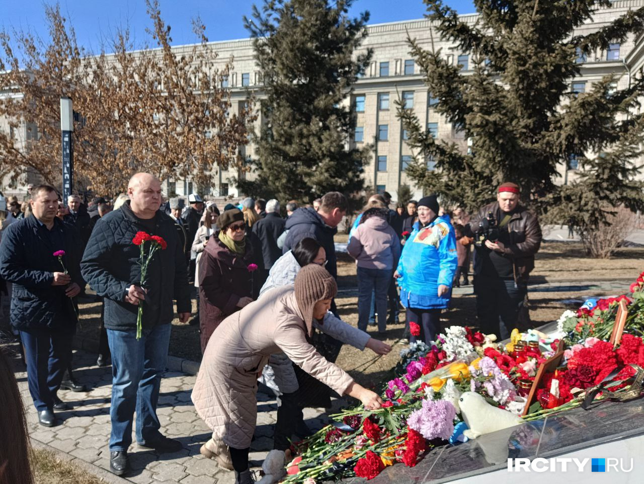 В Иркутске к мемориалу тоже идут десятки жителей