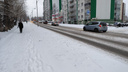 Вытоптанные тропинки и заметенные машины: новосибирцы поделились снимками заснеженных улиц