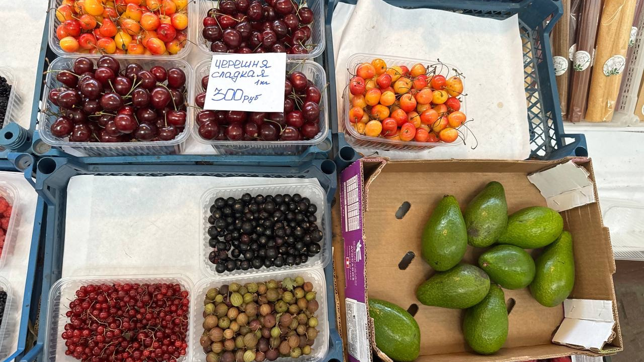 Дорого, но вкусно: смотрим, какие овощи и фрукты можно купить на рынках Волгограда