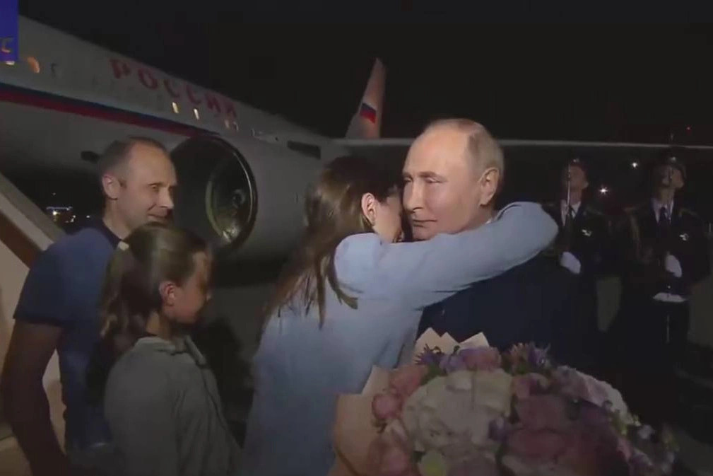 Красная дорожка, президентский караул и цветы: Путин лично встретил в аэропорту освобожденных россиян. Видео